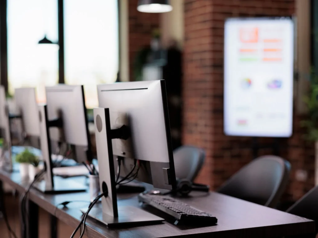 Equipo de trabajo usando software de gestión empresarial